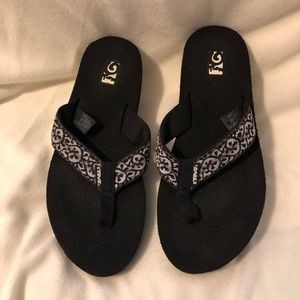 Teva Mush Flip Flop Black patterned. Size 8
